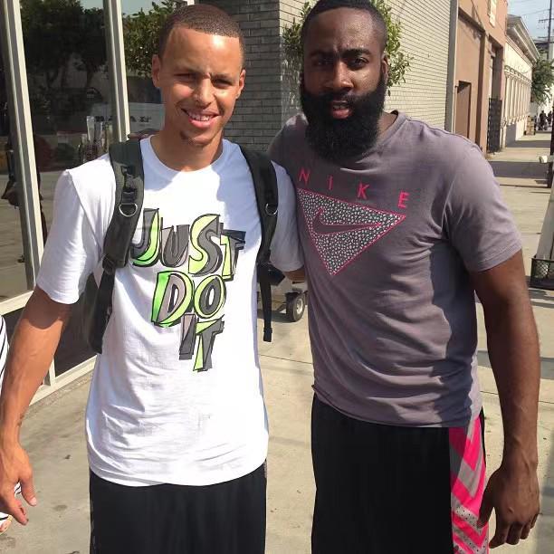 挑事？每日邮报称安东尼比赛中头槌犯规，逃过一张红牌（每日邮报：安东尼比赛中疑似头槌犯规，逃过红牌处罚）