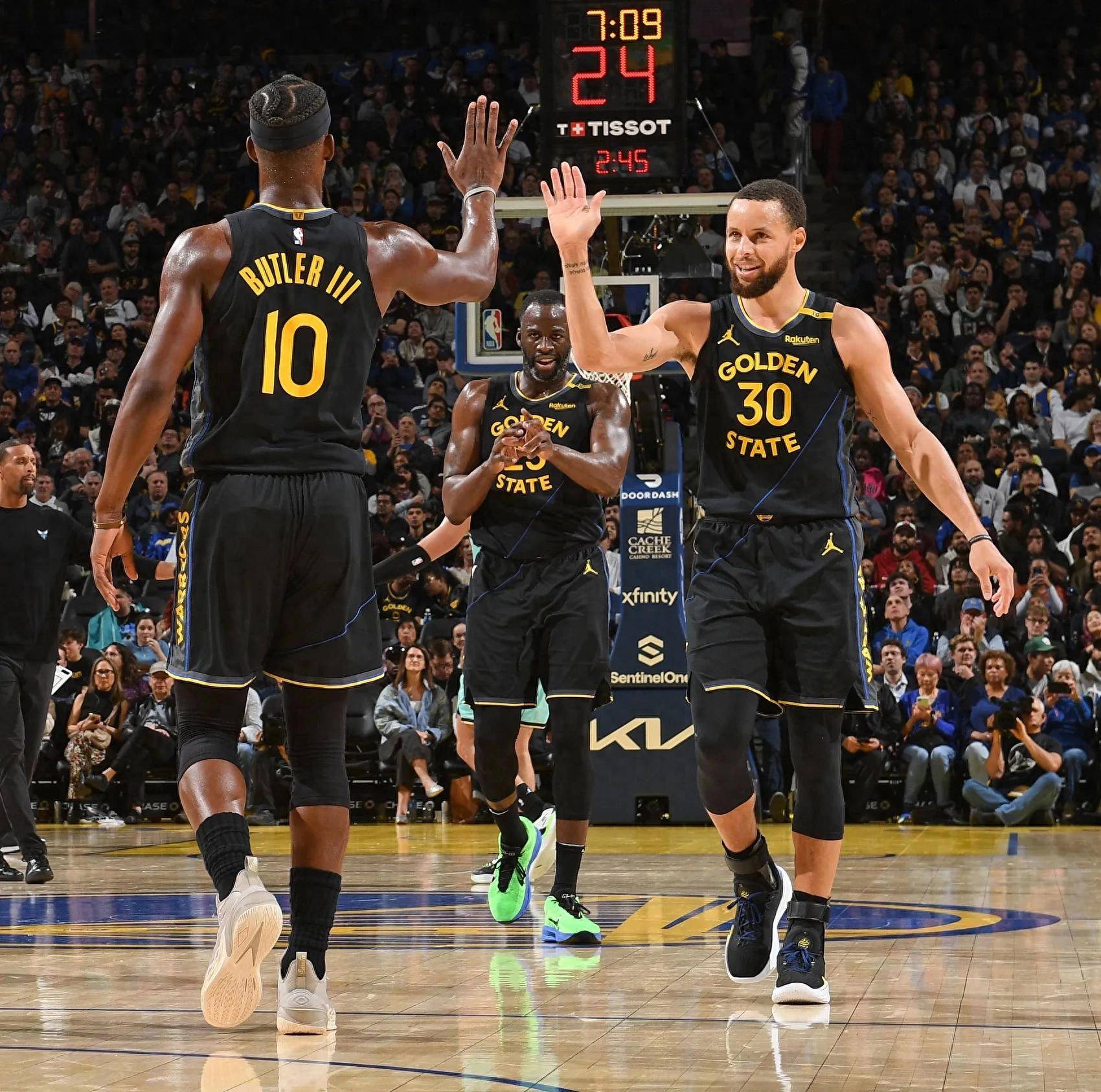 记者观赛｜轮椅篮球的 “手” 速对决（场边直击｜轮椅篮球的手速之战）