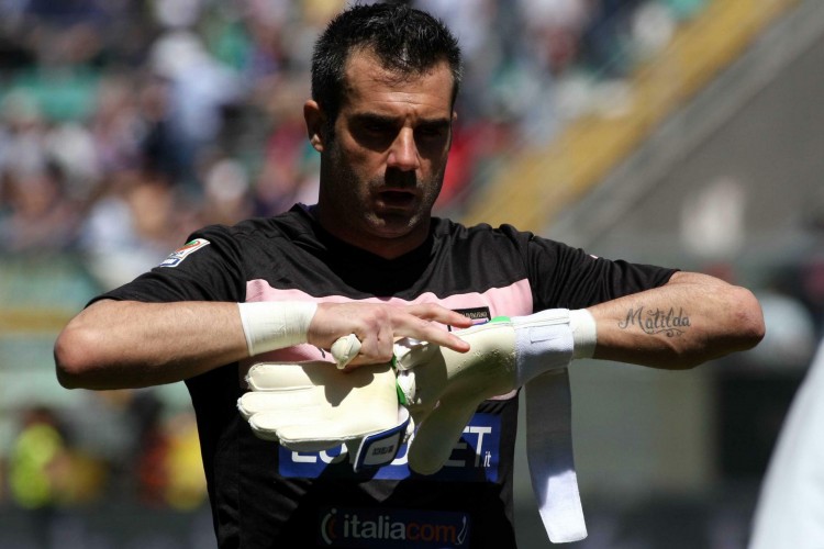 高薪核心拒改踢法！炮轰主帅复制C罗闹剧（高薪核心拒改踢法，怒斥主帅上演C罗式闹剧）