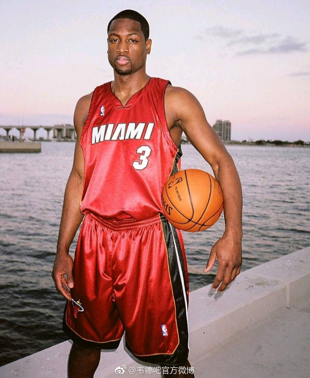 庆祝欧洲杯夺冠，英格兰女足前锋凯莉在伦敦街头跳舞（英格兰女足前锋凯莉伦敦街头起舞，庆祝欧洲杯夺冠）