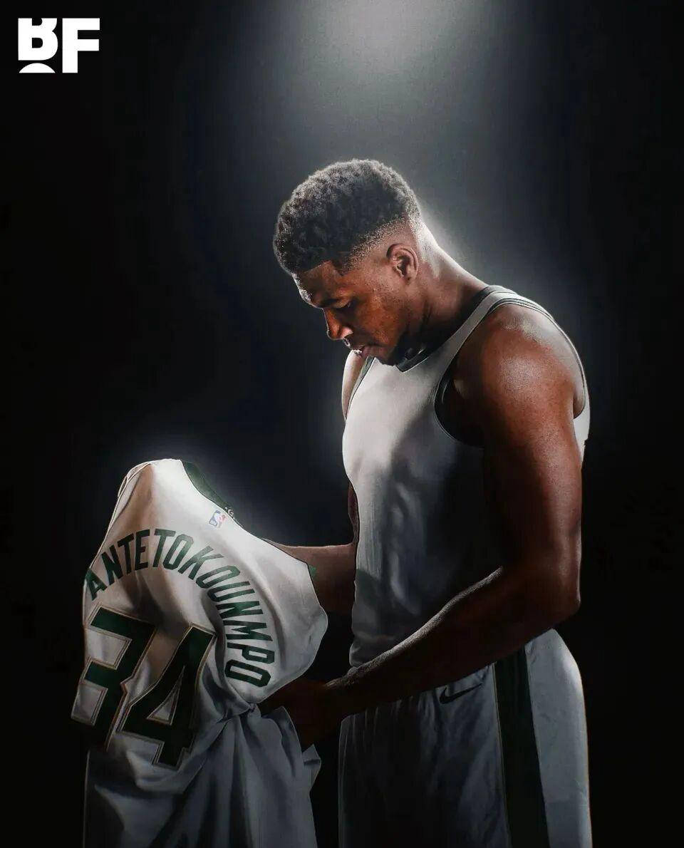 我懂用户晒视频：兰克尔趁队友客场比赛，去俱乐部偷队友的鞋（队友客场作战之际，兰克尔溜进俱乐部偷走队友球鞋）