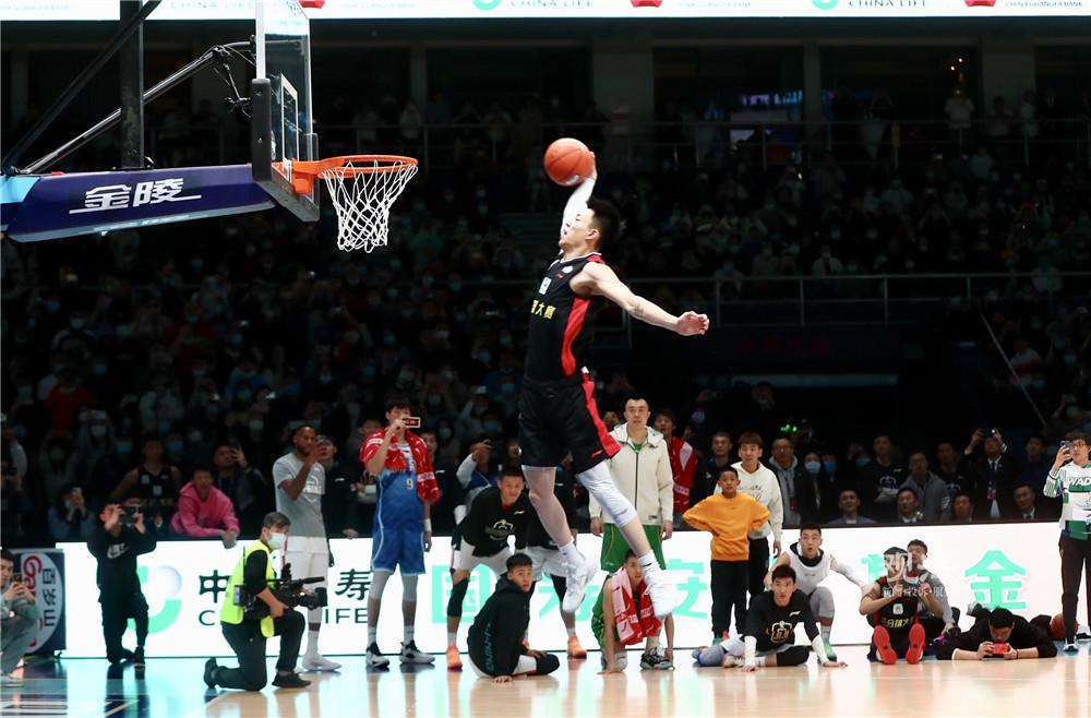 马卡：阿尔巴离开迈阿密腾出指定球员名额，雷吉隆或将加盟（马卡：阿尔巴告别迈阿密释放指定球员名额，雷吉隆有望入队）