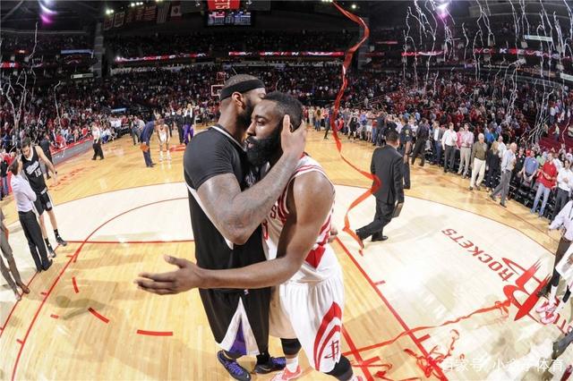 中超赛场争议判罚：VAR判罚引发热议,（中超判罚风波：VAR成争议焦点）