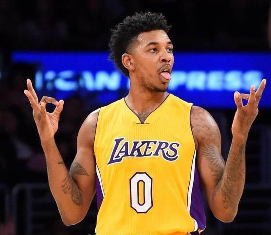 足球国足后防双塔表现稳固（国足后防双塔稳如磐石）