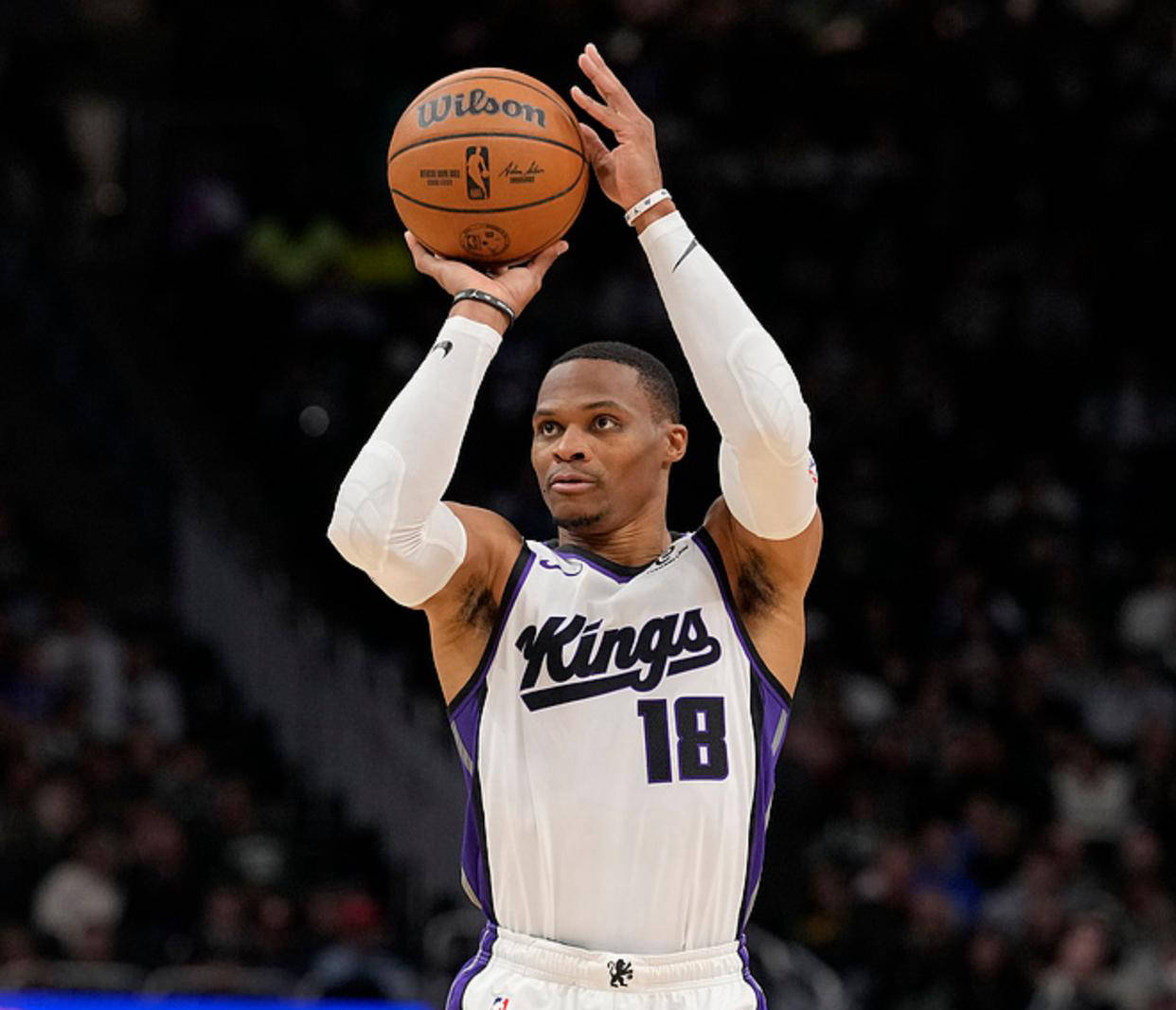 杰伦·布伦森33分率队大胜，助攻数跻身尼克斯队史前18（杰伦·布伦森轰下33分助尼克斯大胜，助攻数跻身队史前18）