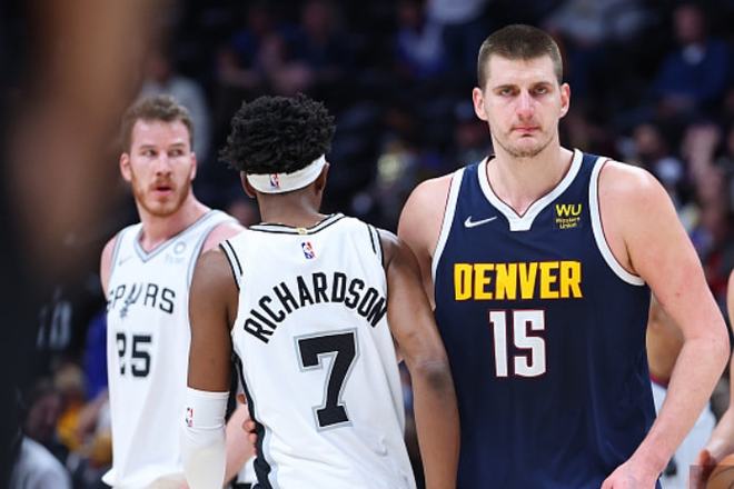 利兹联3-1切尔西，蓝军完败，暴露战术短板，惧怕强队。（利兹联3-1击败切尔西：蓝军惨败，战术短板尽显，遇强不振）