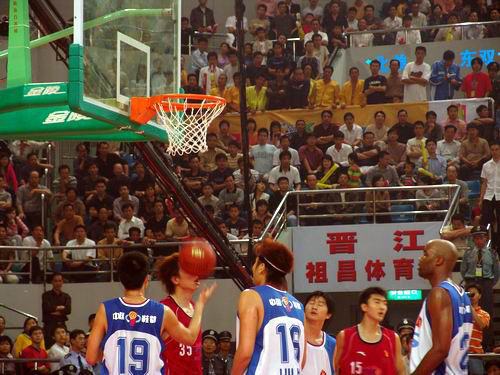 美记：艾顿因病缺席湖人今天训练，但他将随队前往犹他州（美媒：艾顿因病缺席湖人今日训练，仍将随队赴犹他）