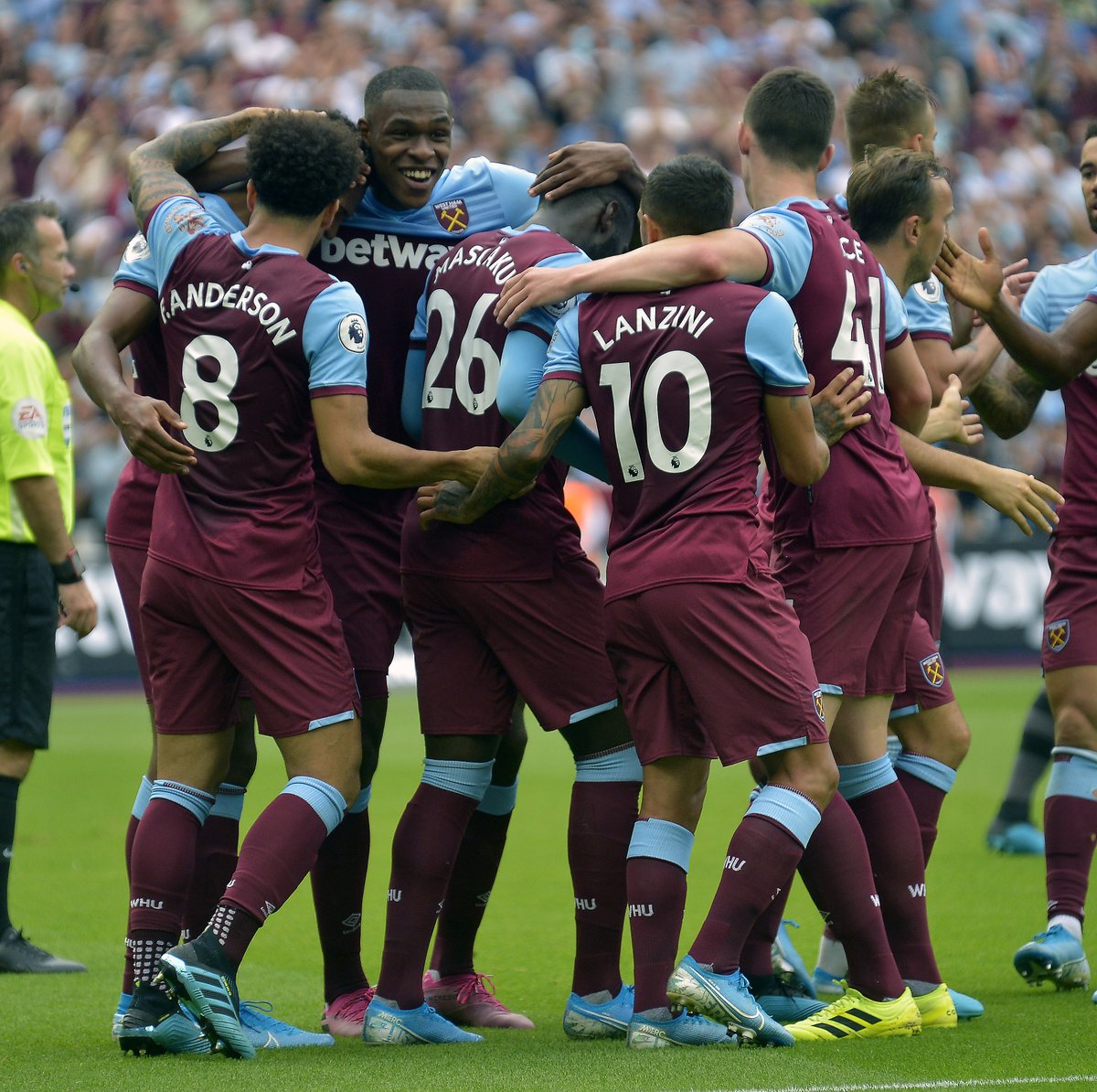 吉文：可能我有点老派，看不惯加纳乔走路歪着身子还挂条链子（吉文：或许我有些老派，难以接受加纳乔走路歪身还戴链子）