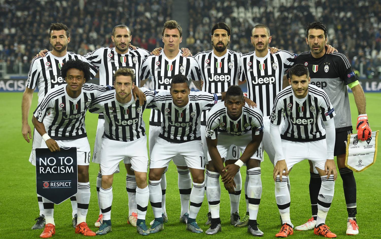 53岁齐达内上海街头踢毽子，与大妈迅速融入展现高球商风采